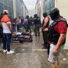 Tras las investigaciones, agentes de unidades especiales desplegaron un operativo dentro del cementerio Metropolitano.