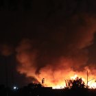 Vista general hoy de un fuerte incendio en una bodega de cajas de madera en la Central de Abastos de la Alcaldía de Iztapalapa, en Ciudad de México (México). EFE/Mario Guzmán