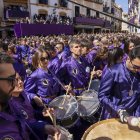 Vista general de la "rompida de la hora" de Calanda (España), este Viernes Santo.