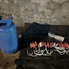 Amenaza. Los tacos con los explosivos y el cilindro de gas abandonados en un auto al sur de Quito.