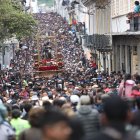 Interminable. Tras dos años de pandemia, miles de creyentes esperaron el paso del Santo para alabarlo.