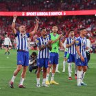 Lisbon (Portugal), 07/04/2023.- FC Porto players celebrate after wining 2-1 at the end of the Portuguese First League soccer match, between SL Benfica and FC Porto, at Luz stadium in Lisbon, Portugal, 07 April 2023. (Lisboa) EFE/EPA/ANTONIO COTRIM