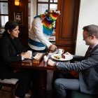 Servicio. En el hotel Plaza Grande, los clientes degustan de un postre y café.