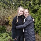 Marina Kondratieva y su hija Yevgueniia, durante una entrevista con Efe el pasado lunes, días después de que su madre lograra el retorno de la menor a Ucrania con ayuda de la oenegé Save Ukraine.