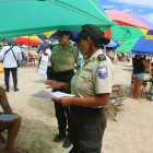 Turismo. Policías abordaban a viajeros para detallarles las medidas que rigen por el estado de excepción.