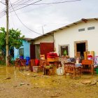 Situación. Luego de que el agua comenzó a bajar, los pobladores sacaron todos sus enseres para secarlos.