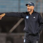 AME9029. MONTEVIDEO (URUGUAY), 05/04/2023.- El entrenador de Emelc, Miguel Rondelli, da instrucciones a sus jugadores ante Danubio, hoy, durante un partido de la Copa Sudamericana, en el Centenario en Montevideo (Uruguay). EFE/ Gastón Britos