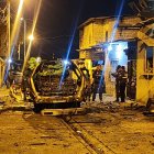 Hecho. Moradores barren los escombros dejados por la fuerte explosión.