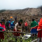 Remoción. Las autoridades todavía continúan realizando trabajos.