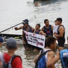 El remero Alexander Arreaga elaboró un cartel con un mensaje para su mamita.