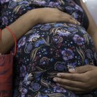 Maternidad. Una joven embarazada, mientras espera ser atendida.