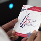 MEX1726. QUERÉTARO (MÉXICO), 08/04/2023.- Una persona muestra una cartilla de vacunación, el 7 de abril de 2023, en Querétaro (México). La Universidad Autónoma de Querétaro (UAQ), en el centro de México, creó la “Vacuna contra la soledad”, una tecnología de realidad inmersiva para atender los efectos de aislamiento que dejó la pandemia de covid-19 y otros problemas añejos de salud mental. EFE/ Sergio Adrián Ángeles