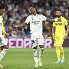 MADRID, 08/04/2023.- El delantero del Real Madrid Vinicius Jr. (c) se lamenta durante el partido de la jornada 28 de Liga en Primera División que Real Madrid y Villarreal CF disputan este sábado en el estadio Santiago Bernabéu. EFE/Chema Moya