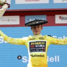 Jonas Vingegaard y su festejo en el podio tras ganar la Itzulia Basque Country.