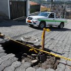 En Pomasqui al noroccidente de Quito, en el barrio Santa Teresita, dos calles presentan socavones producto de fugas de agua