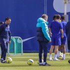SANT JOAN DESPÍ (BARCELONA), 09/04/2023.-El técnico del FC Barcelona, Xavi Hernández (i), durante el entrenamiento este domingo que realiza la plantilla barcelonista para preparar el partido de liga que disputarán mañana ante el Girona FC en el Camp Nou.-EFE / Toni Albir