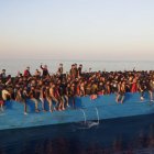 Referencia. Más de 500 migrantes en una barcaza esperaban a ser rescatados este sábado frente a la isla de Lampedusa (Italia) en 2022.