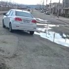 Daños. Los baches más grandes están a la entrada de la vía principal.