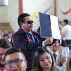 Acto. Una de las autoridades electas muestra su credencial, en Cañar.