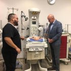 Visita. El vicepresidente Alfredo Borrero observa equipos.