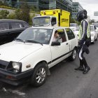 Quito. En  la Simón Bolívar, los agentes hacen controles de placas.