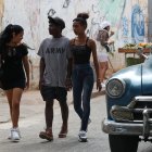 Un grupo de jóvenes al caminar por una calle del centro de La Habana (Cuba).