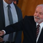El presidente brasileño, Luiz Inácio Lula da Silva, participa en una reunión ministerial hoy, en el Palacio de Planalto en Brasilia (Brasil). Lula da Silva se reunió este lunes con todo su gabinete en el Palacio de Planalto para hacer un balance de los primeros 100 días de su Gobierno. EFE/ Andre Borges