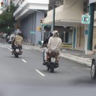 Dos personas en moto y sin casco siguen circulando por calles y avenidas de Guayaquil.