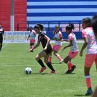 Fernanda Vásconez (i), presidenta de Ñañas, formó parte del equipo de exfutbolistas que puso a prueba a las campeonas de la Superliga.