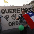 Personas se manifiestan hoy apoyo a Carabineros, en Plaza Italia en Santiago (Chile)