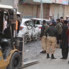 Oficiales de seguridad pakistaníes inspeccionan la escena de una explosión en Quetta, la capital provincial de Baluchistán, Pakistán, el 10 de abril de 2023.