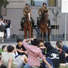 Carabineros montados patrullan el lunes 10 de abril de 2023, en Santiago (Chile).
