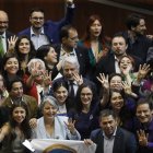 Fotografía cedida por la Cámara de Diputados de Chile, de los ministros de trabajo, Jeannette Jara (3i-abajo ); Secretaria General de Gobierno, Camila Vallejo (c-abajo), mientras celebran junto a distintos diputados, después de la votación del proyecto de 40 horas laborales, en el Congreso Nacional, Valparaíso (Chile). El Parlamento chileno aprobó este martes reducir de 45 a 40 horas semanales la jornada laboral, una ley con gran apoyo ciudadano que aún debe ser promulgada por el presidente Gabriel Boric para entrar en vigor. EFE/ Cámara de Diputados de Chile / SOLO USO EDITORIAL/NO VENTAS/SOLO DISPONIBLE PARA ILUSTRAR LA NOTICIA QUE ACOMPAÑA/CRÉDITO OBLIGATORIO