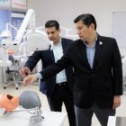 El rector de la Universidad de Guayaquil, Francisco Morán y el decano de la Facultad de Odontología, Otto Campos, supervisan los simuladores adquiridos.