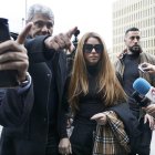 Fotografía de archivo, tomada el pasado 1 de diciembre, en la que se registró a la cantante colombiana Shakira, al acudir al Juzgado de primera instancia y familia número 18 de Barcelona.