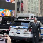 El alcalde de Nueva York, Eric Adams, señala a la herramienta que permite rastrear un vehículo en tiempo real llamada "StarChase GPS".