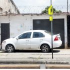 En Vélez y Hurtado los carros privados están parqueados en las veredas.
