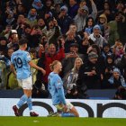 Erling Haaland (d) marcó el tercer tanto del Manchester City sobre el Bayern Múnich.
