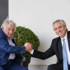 Fotografía cedida hoy por la Presidencia de Argentina en la que se ve al mandatario Alberto Fernández (d) junto al expresidente uruguayo José Mujica, durante una reunión en la residencia de Olivos, en Buenos Aires (Argentina). EFE/Presidencia de la Nación Argentina