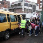 Trayecto. Ante el incremento de la violencia dentro de las aulas, incluso provocada por los mismos estudiantes, hay buses que prefieren grabar todo lo que ocurre dentro de la unidad. 2. Apoyo. Los padres se han organizado para dar seguridad en la salida y entrada de las aulas. Ellos también pueden alertar sobre un servicio de transporte sospechoso.