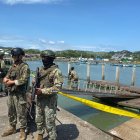 Despliegue. Efectivos de Fuerzas Armadas se desplegaron en vía aérea, terrestre y marítima para ubicar a los responsables del crimen en el Puerto de Esmeraldas.