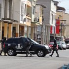 Alerta. En las calles Medardo Ángel Silva y Lizardo García, aledaña a la Ayacucho, dos cargas explosivas fueron colocadas dentro de un sobre manila ayer.