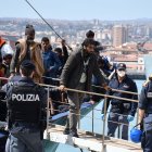 Los migrantes desembarcan tras su llegada al puerto de Catania, Italia, el 12 de abril de 2023.