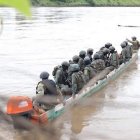 La policía revisa los archivos policiales para determinar la identidad de los antisociales.