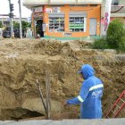 Daño. El socavón se hizo más grande el 1 de marzo, que se rompió la tubería de 400 milímetros de hormigón simple. Esta tenía 30 años de vida útil ya.