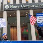 Sede.- Personas reclaman fuera del edificio de Fox News.