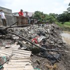 Los residentes de Samanes 4 no solo sufren por los daños de sus casas, también por la insalubridad que rodea la zanja, cuyos terrenos están erosionando y cediendo con las lluvias.