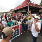 Marcha. Decenas de comerciantes de la Ayacucho salieron ayer a pedir por garantías de seguridad.