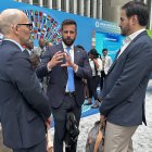 El ministro de Finanzas, Pablo Arosemena (centro), en conversaciones durante las Reuniones de Primavera del Banco Mundial.