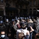 Los gendarmes bloquean el paso para acceder cerca del Consejo Constitucional durante una manifestación contra la reforma de pensiones del gobierno francés en París, Francia, el 13 de abril de 2023.